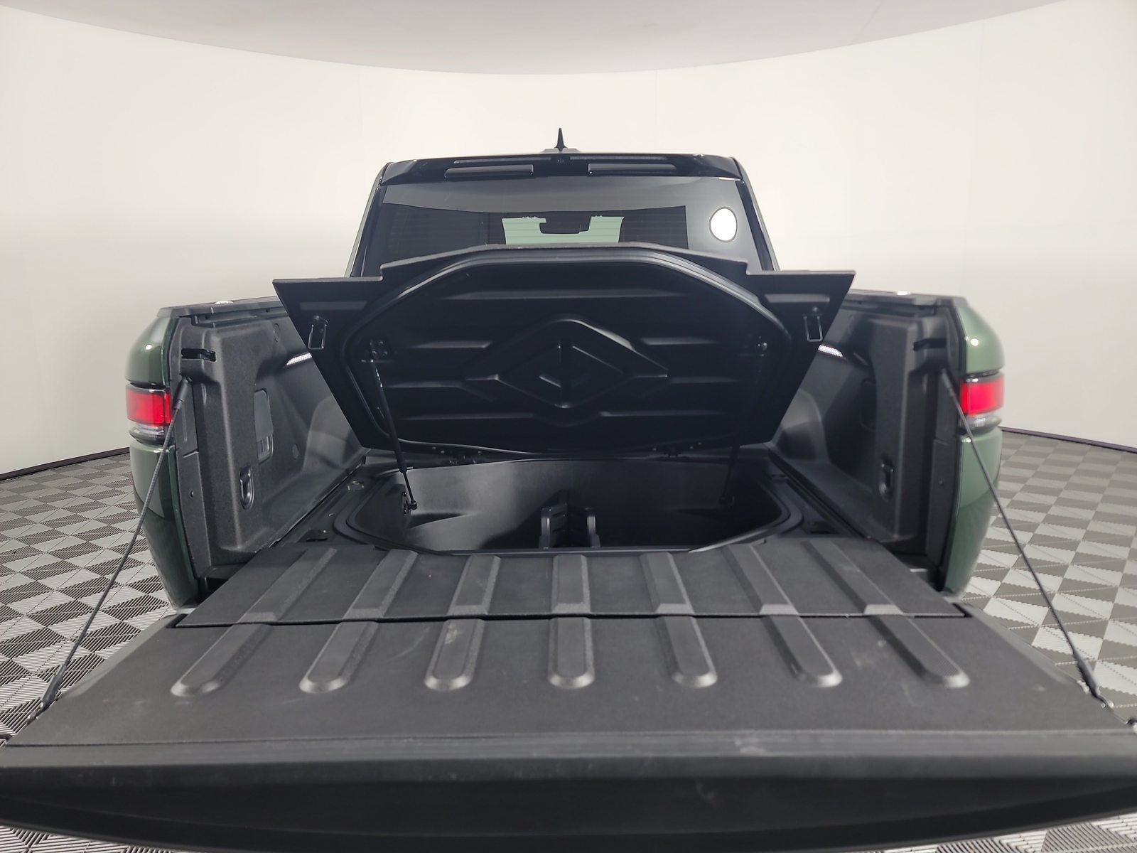 Used 2025 Rivian R1T Adventure Dual AWD/4WD image 15
