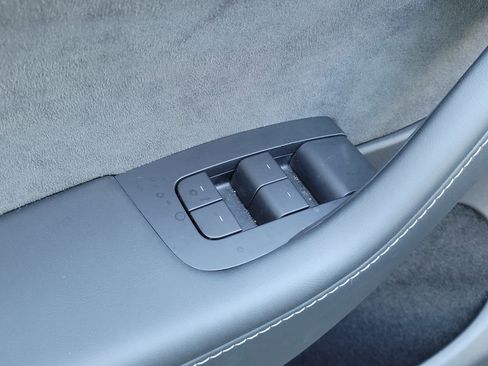 Used 2022 Tesla Model Y Long Range image 17