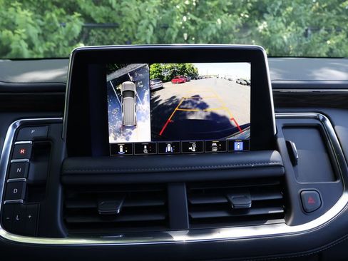 Certified 2022 Chevrolet Suburban Z71 w/ Luxury Package AWD/4WD image 20