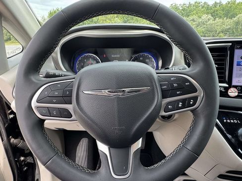 Used 2024 Chrysler Pacifica Touring-L FWD image 3