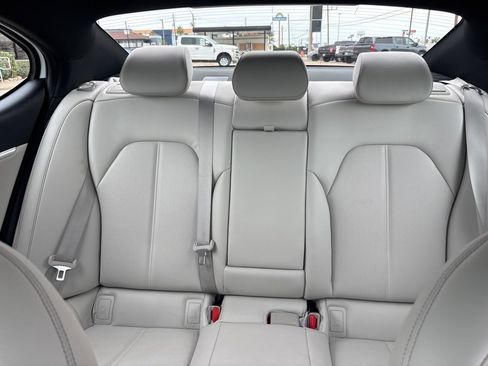 Used 2025 Genesis G70 2.5T image 17