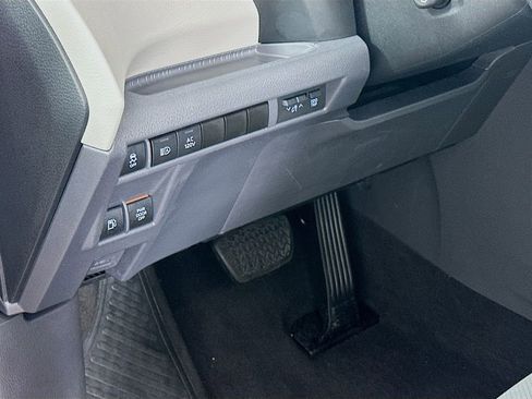 Used 2021 Toyota Sienna Limited image 10