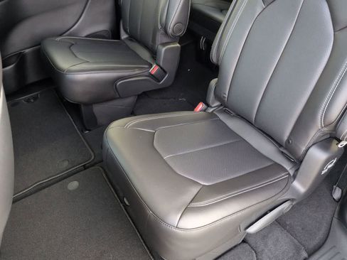 New 2026 Chrysler Pacifica Select image 9