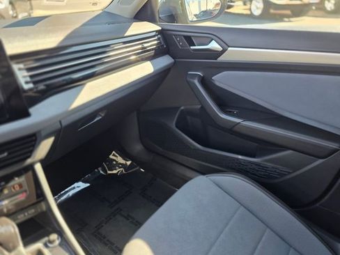 Used 2025 Volkswagen Jetta SE FWD image 38