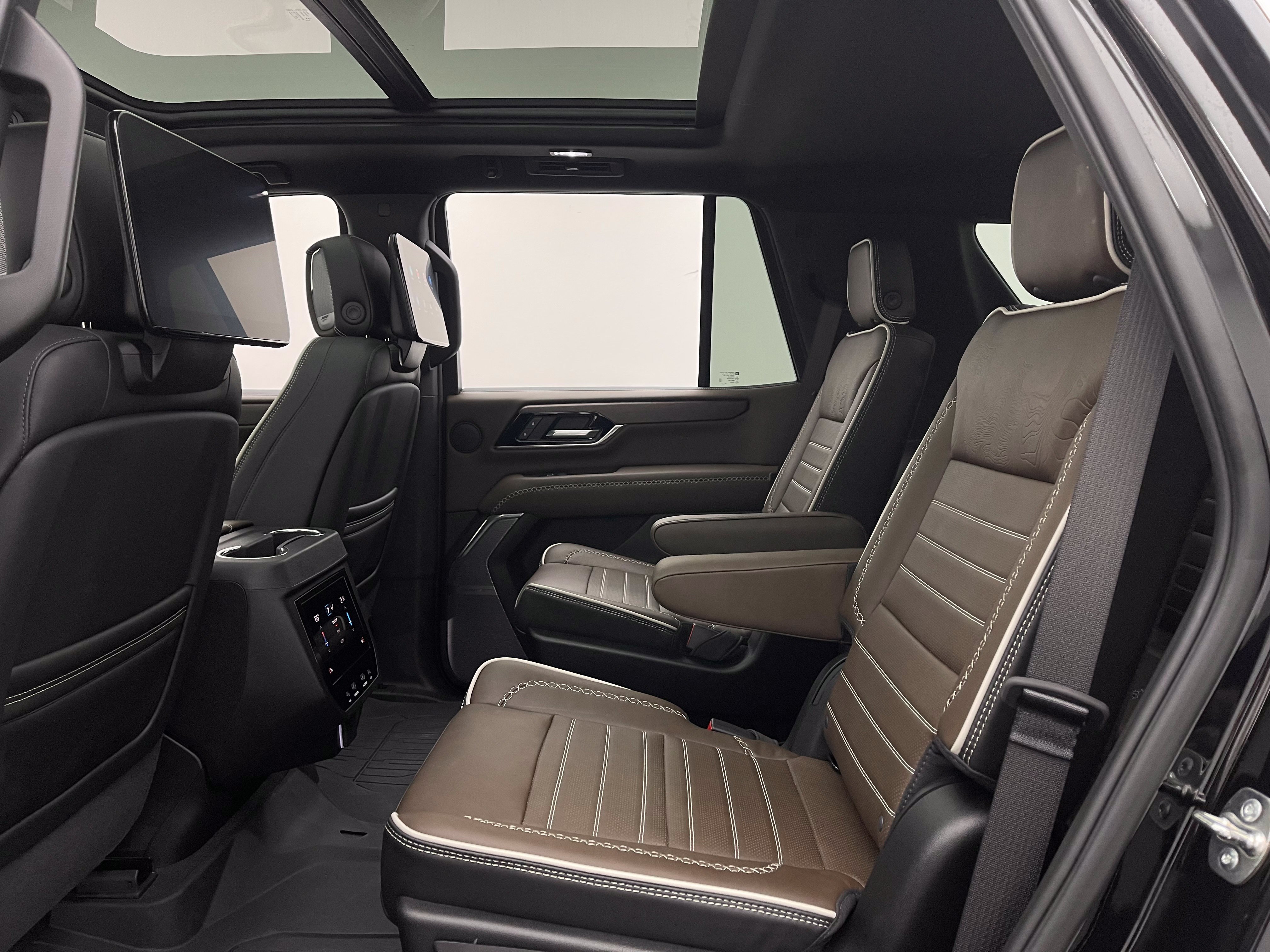 Used 2026 GMC Yukon Denali Ultimate w/ LPO, Floor Liner Package AWD/4WD image 51