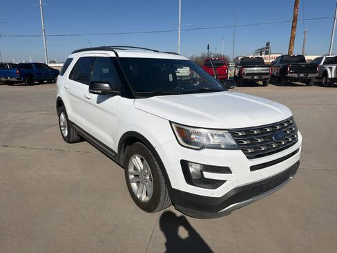 Used 2016 Ford Explorer XLT image 2