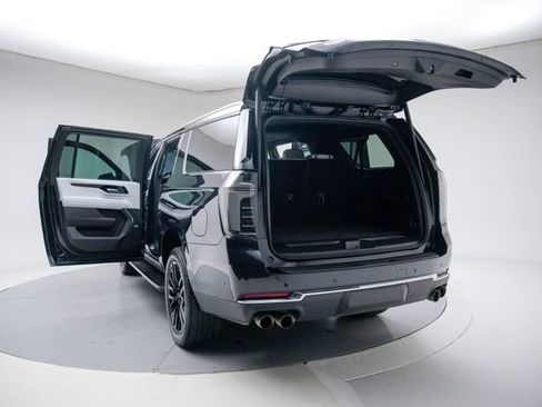 Used 2025 Chevrolet Suburban Premier image 19