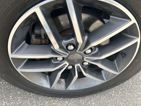 Used 2019 Jeep Grand Cherokee Limited AWD/4WD image 9