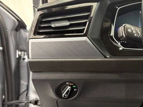 Used 2024 Volkswagen Jetta SE image 31