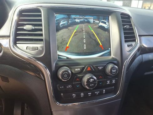 Used 2018 Jeep Grand Cherokee Laredo image 33