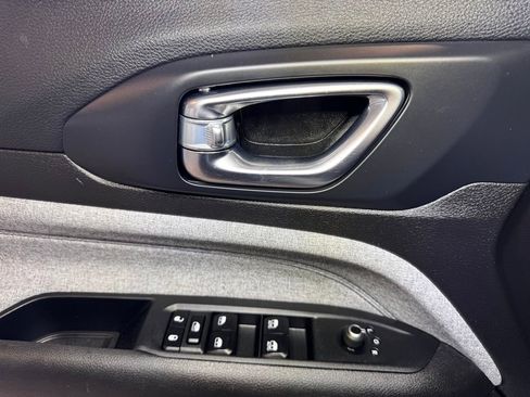Used 2025 Jeep Compass Latitude AWD/4WD image 19