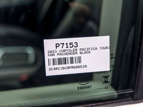 Used 2023 Chrysler Pacifica Touring-L FWD image 31
