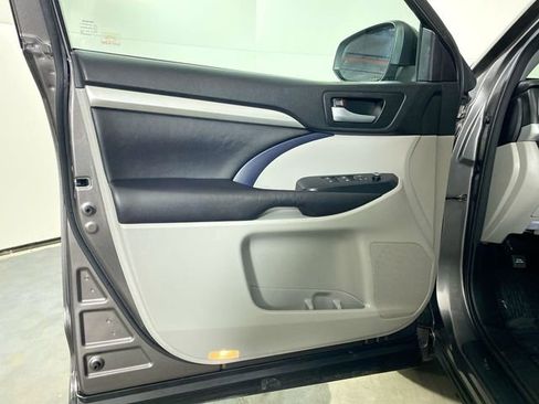 Used 2017 Toyota Highlander XLE image 21