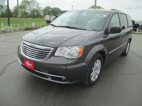 Used 2016 Chrysler Town & Country Touring FWD image 12