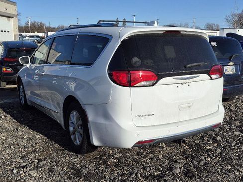 Used 2018 Chrysler Pacifica Touring-L image 4