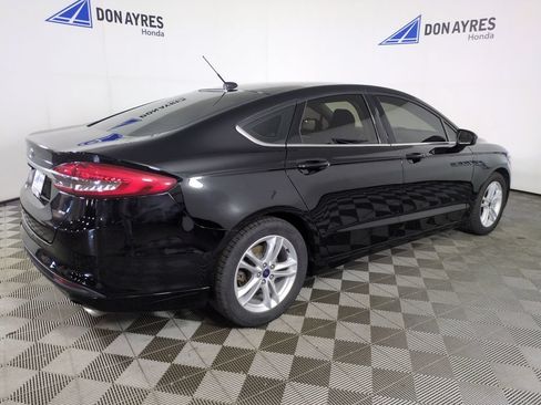 Used 2018 Ford Fusion SE w/ Fusion SE Technology Package FWD image 5