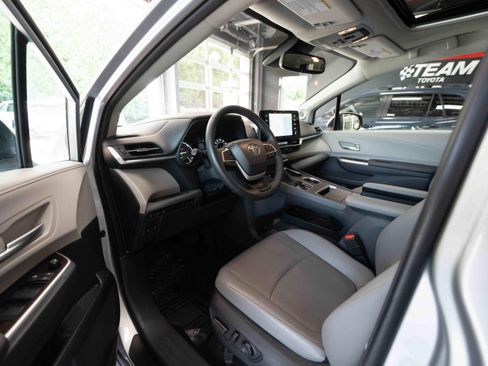 Used 2023 Toyota Sienna XLE w/ XLE Plus Package AWD/4WD image 8