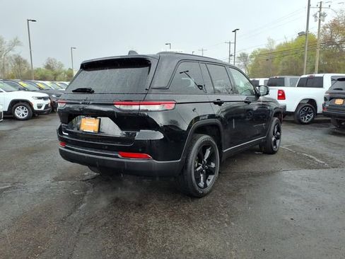 Used 2023 Jeep Grand Cherokee Altitude image 3