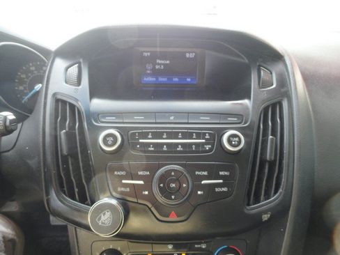 Used 2018 Ford Focus SE FWD image 13