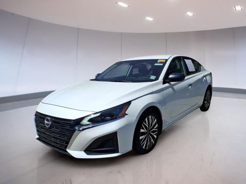 Used 2024 Nissan Altima 2.5 SV FWD image 2