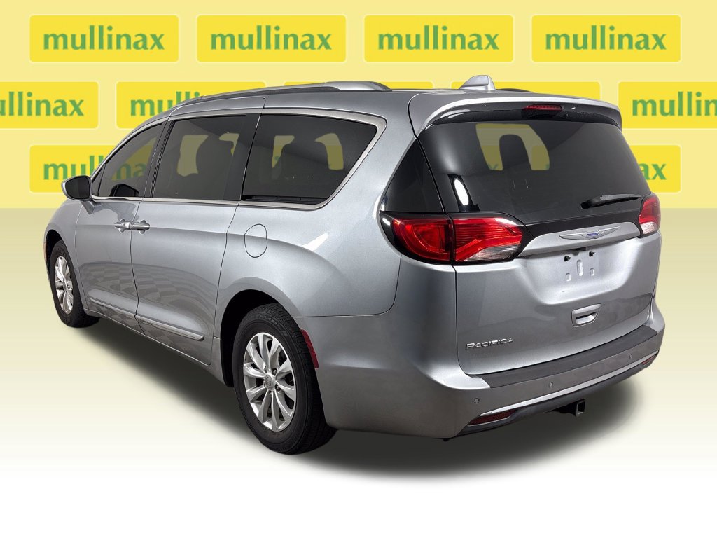 Used 2019 Chrysler Pacifica Touring-L FWD image 11