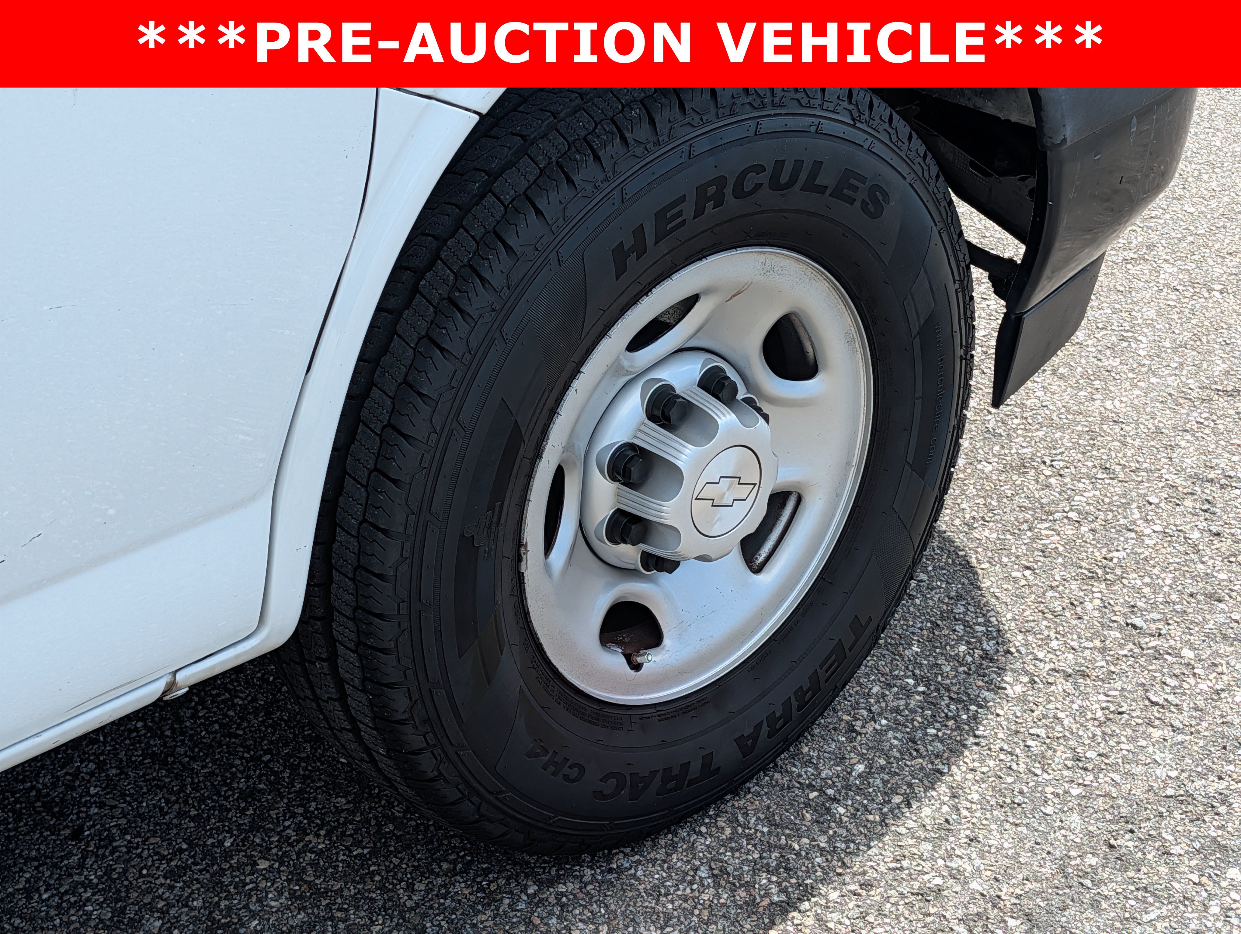 Used 2018 Chevrolet Express 2500 w/ Driver Convenience Package RWD image 13
