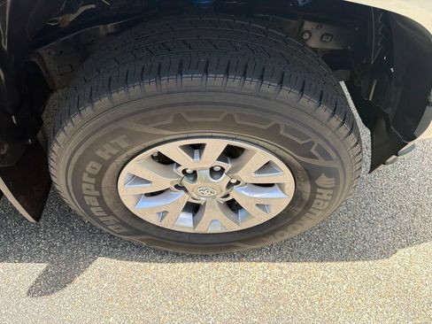 Used 2017 Toyota Tacoma SR5 w/ SR5 Appearance Package (SM) AWD/4WD image 9