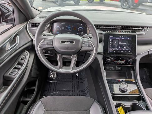 Used 2023 Jeep Grand Cherokee L Laredo AWD/4WD image 26