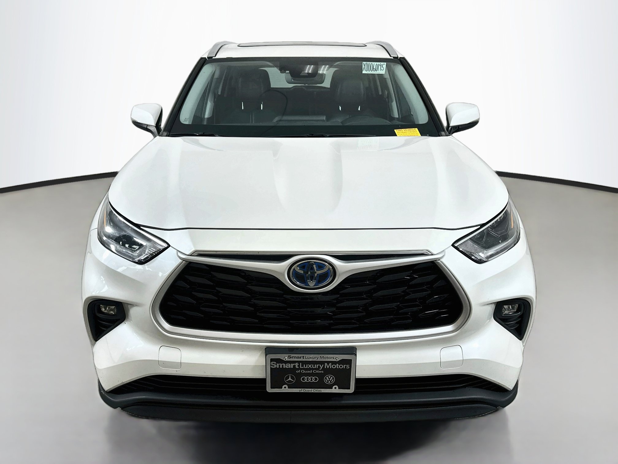 Used 2021 Toyota Highlander XLE AWD/4WD image 2