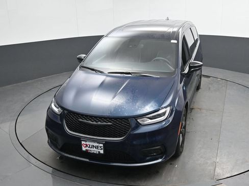 Used 2023 Chrysler Pacifica Limited w/ S Appearance Package FWD image 33