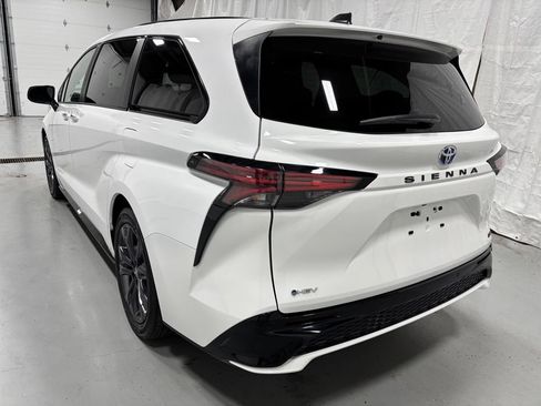 Used 2025 Toyota Sienna XSE FWD image 5