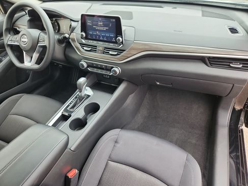 Used 2025 Nissan Altima 2.5 SV FWD image 16