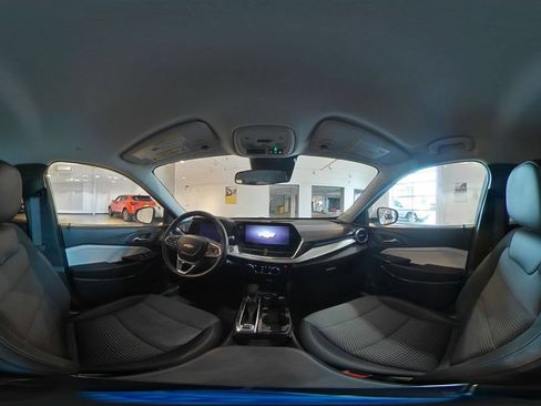 Used 2025 Chevrolet Trax LT w/ LT Convenience Package FWD image 41