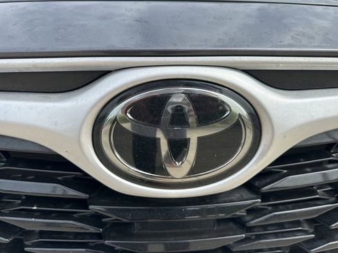 Used 2024 Toyota Highlander XLE FWD image 9