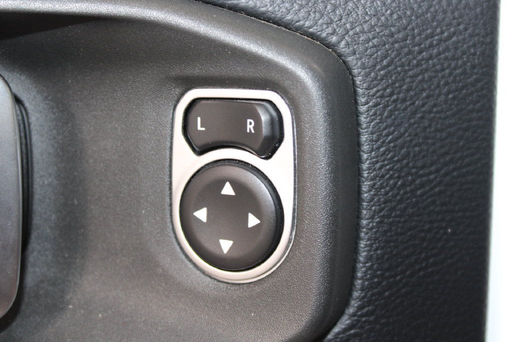 Used 2018 Jeep Wrangler Unlimited Sahara AWD/4WD image 39