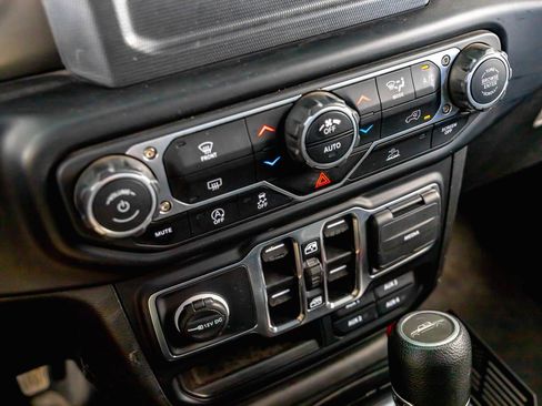 Used 2023 Jeep Gladiator Sport AWD/4WD image 18