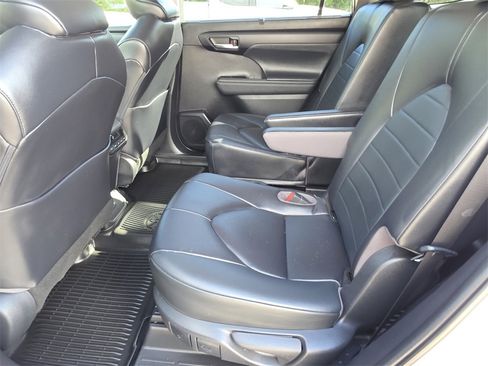 Used 2023 Toyota Highlander XLE image 24