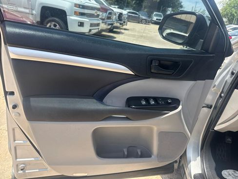 Used 2017 Toyota Highlander LE FWD image 9
