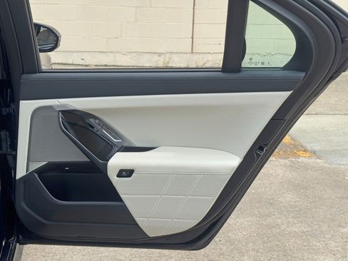 Used 2023 BMW i7 xDrive60 AWD/4WD image 61