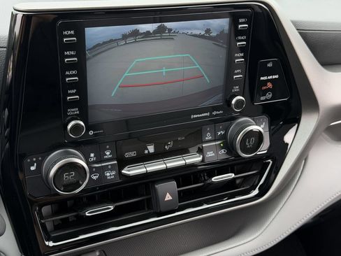 Used 2020 Toyota Highlander XLE FWD image 19
