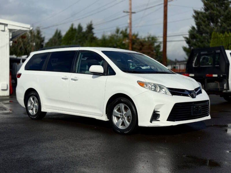 Used 2019 Toyota Sienna LE FWD image 2