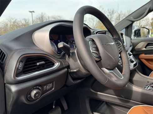 New 2026 Chrysler Pacifica Pinnacle image 2