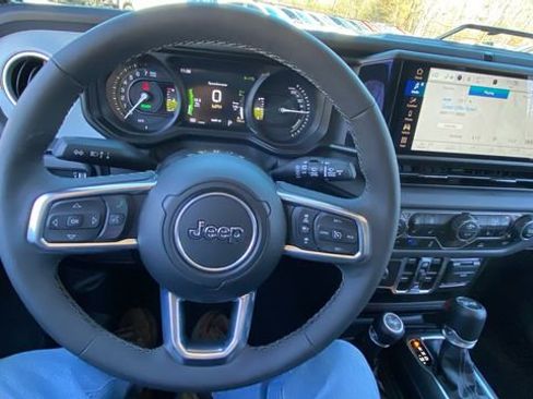 Used 2025 Jeep Wrangler Unlimited Sahara image 19