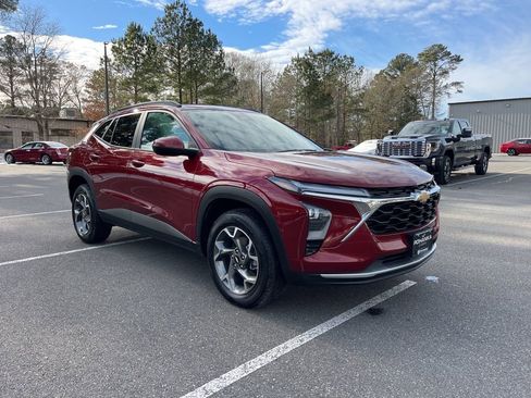 Used 2025 Chevrolet Trax LT image 4