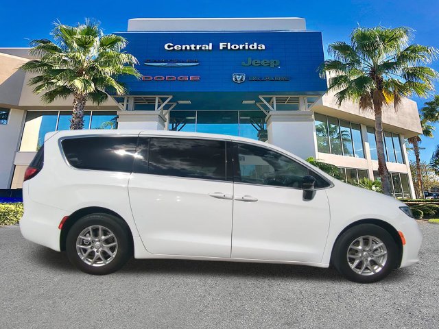 Certified 2026 Chrysler Pacifica Select FWD image 4