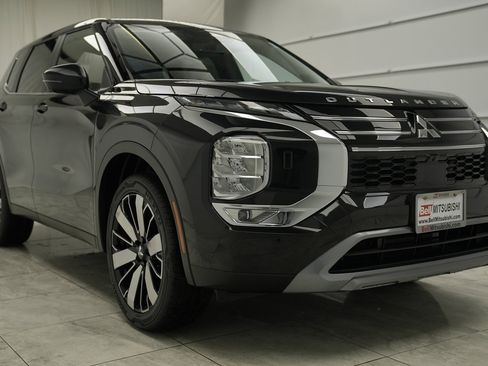 New 2025 Mitsubishi Outlander SE image 2