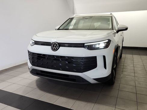 New 2025 Volkswagen Tiguan SE image 2