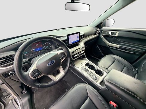 Used 2023 Ford Explorer XLT AWD/4WD image 9