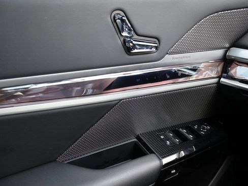 Used 2025 BMW 740i w/ Premium Package RWD image 42