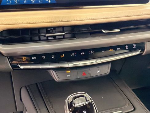 Used 2025 Cadillac XT4 Premium Luxury FWD image 17